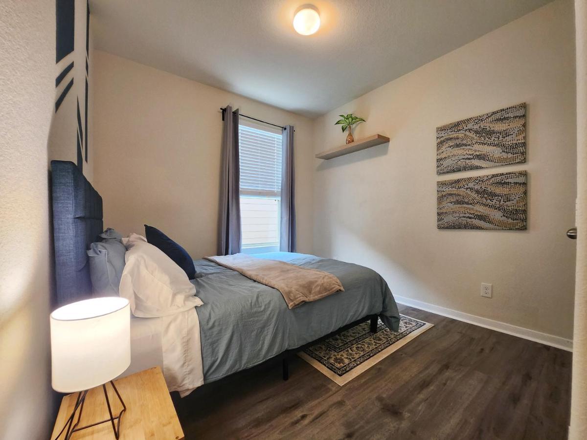 4 Bedroom Home Near Downtown Med Center Nrg Stadium Pearland Skyview Long By Ion Rentals Хюстън Екстериор снимка